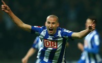 Gol de Peer Kluge valió tres puntos y el liderato