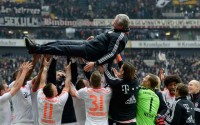 Jupp vuela por los aires, celebrando el título 23 del FC Bayern.