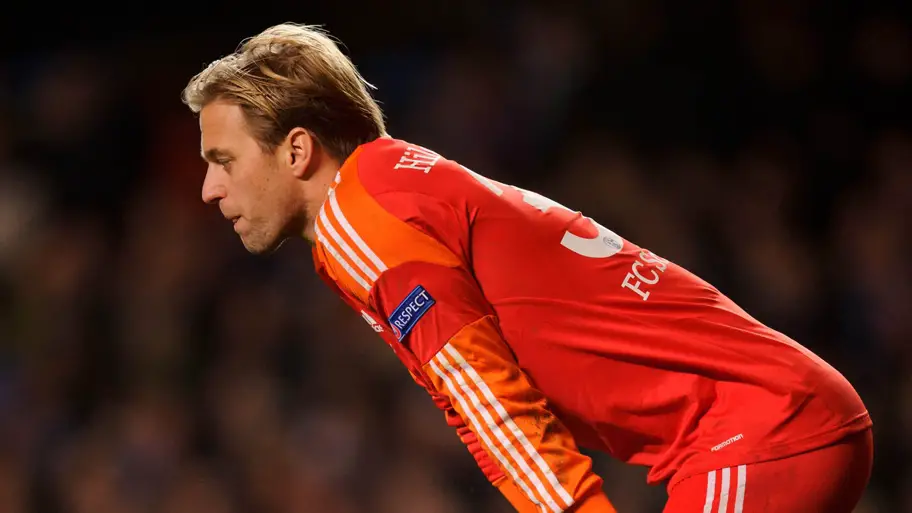 Timo Hildebrand, cabizbajo, ante lo que estaba siendo una nueva derrota del Schalke en esta fase de grupos de Champions League. Foto: Firo Sportphoto