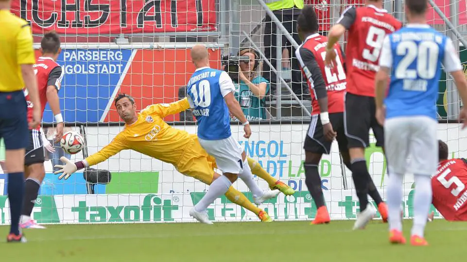 Las actuaciones de Özcan en la portería del Ingolstadt le mantienen como el portero menos goleado de la categoría. Foto: dpa.