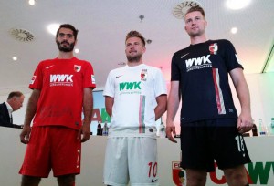 Uniformes del FC Augsburg para la temporada 2015-16 con el patrocinio de WWK. Imagen procedente de: footyheadlines.com