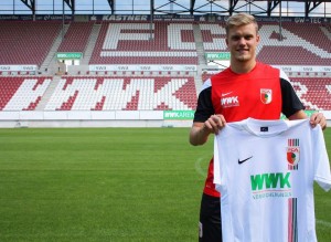 Phillip Max, nuevo fichaje del Augsburg, el día de su presentación.