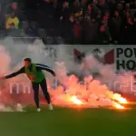 Jugadores del Hertha sacando bengalas del campo