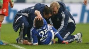 Huntelaar recibiendo asistencia médica