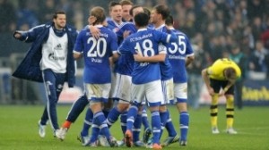 Los jugadores del Schalke abrazados tras el pitido final.