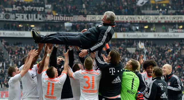 Jupp vuela por los aires, celebrando el título 23 del FC Bayern.