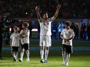 Ballack saludando a la gente junto a sus hijos. Fuente: Kicker