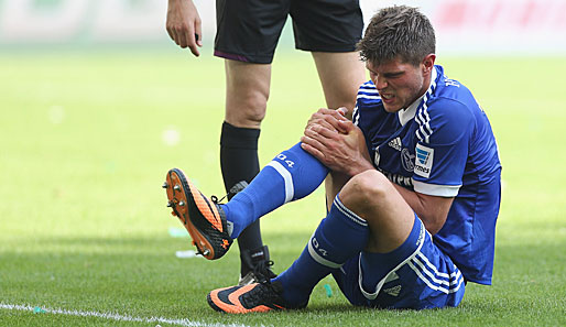 Huntelaar se lamenta del golpe sufrido durante el encuentro ante el VfL Wolfsburg. Foto: Getty Images.