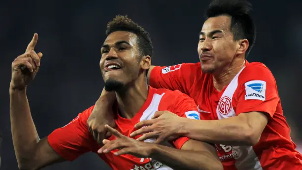 Okazaki y Choupo-Moting, de esas curiosas, pero letal dupla de ataque. Foto: Getty Images.
