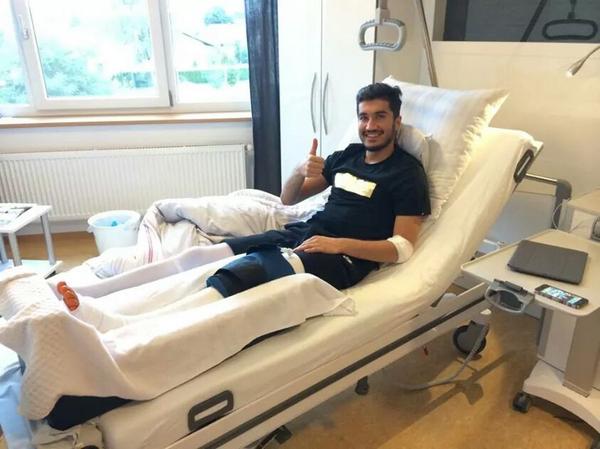 Nuri Sahin subió a su perfil oficial de Twitter una foto pocas horas después de haber sido intervenido de su rodilla izquierda.