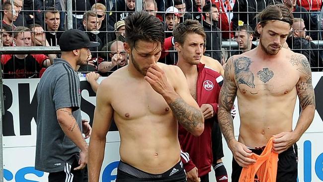 Jugadores del Nürnberg entregan camisetas a aficionados