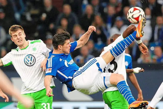 Huntelaar realiza una chilena durante el encuentro ante el Wolfsburgo, del pasado 22 de noviembre. Foto: Alliance Pictures.