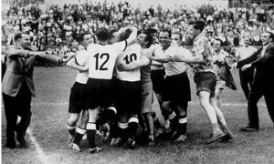 Celebración del equipo tras el pitazo final. Foto: La Simiente Negra.