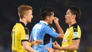 Marco Reus (izquierda) y Shinji Kagawa (derecha) celebrando un tanto en el partido que les enfrentó al Kawasaki Frontale. Imagen procedente de: assets.sport1.de