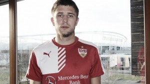 Artem Kravets posando con la elástica de entrenamiento de su nuevo club. Imagen procedente de: img.vavel.com