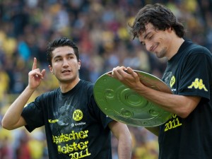 Nuri Sahin (izquierda) y Mats Hummels (derecha) celebrando el título de Bundesliga cosechado en la temporada 2010-11. Imagen procedente de: mediadb.kicker.de