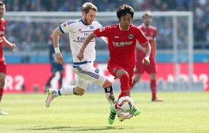 Aaron Hunt y Hiroshi Kiyotake, en la victoria del HSV, el fin de semana. Imagen: www.hannover96.de