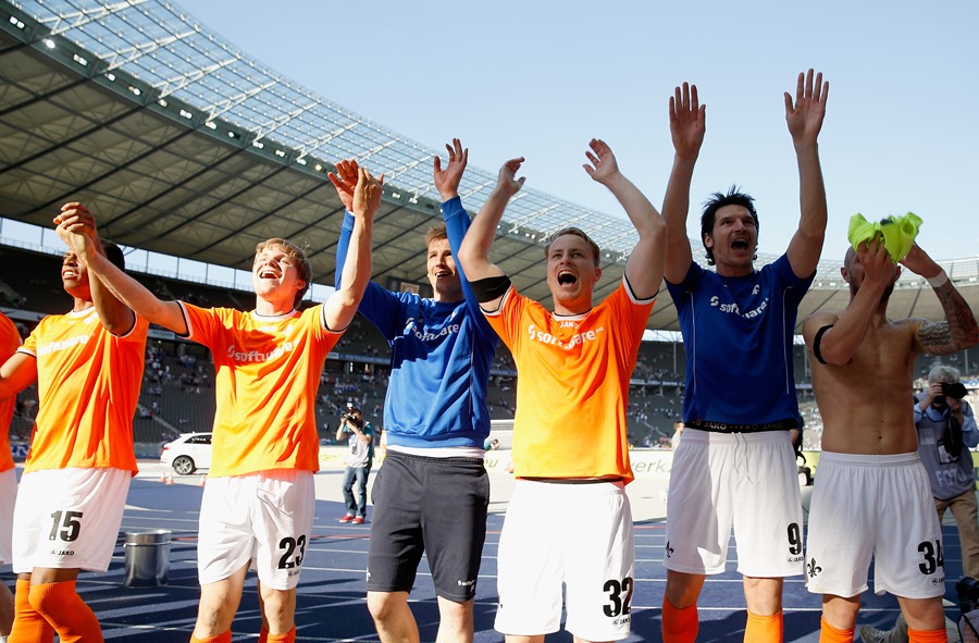 Darmstadt celebra la victoria en casa del Hertha Berlin, que los salva del descenso. Foto: Boris Streubel/Bongarts/Getty Images