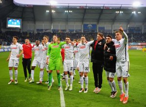 Los jugadores del Friburgo celebran el ascenso matemático a las Bundesliga.