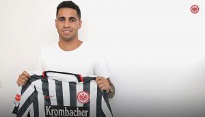Omar Mascarell posa con la camiseta de su nuevo club. Foto:
