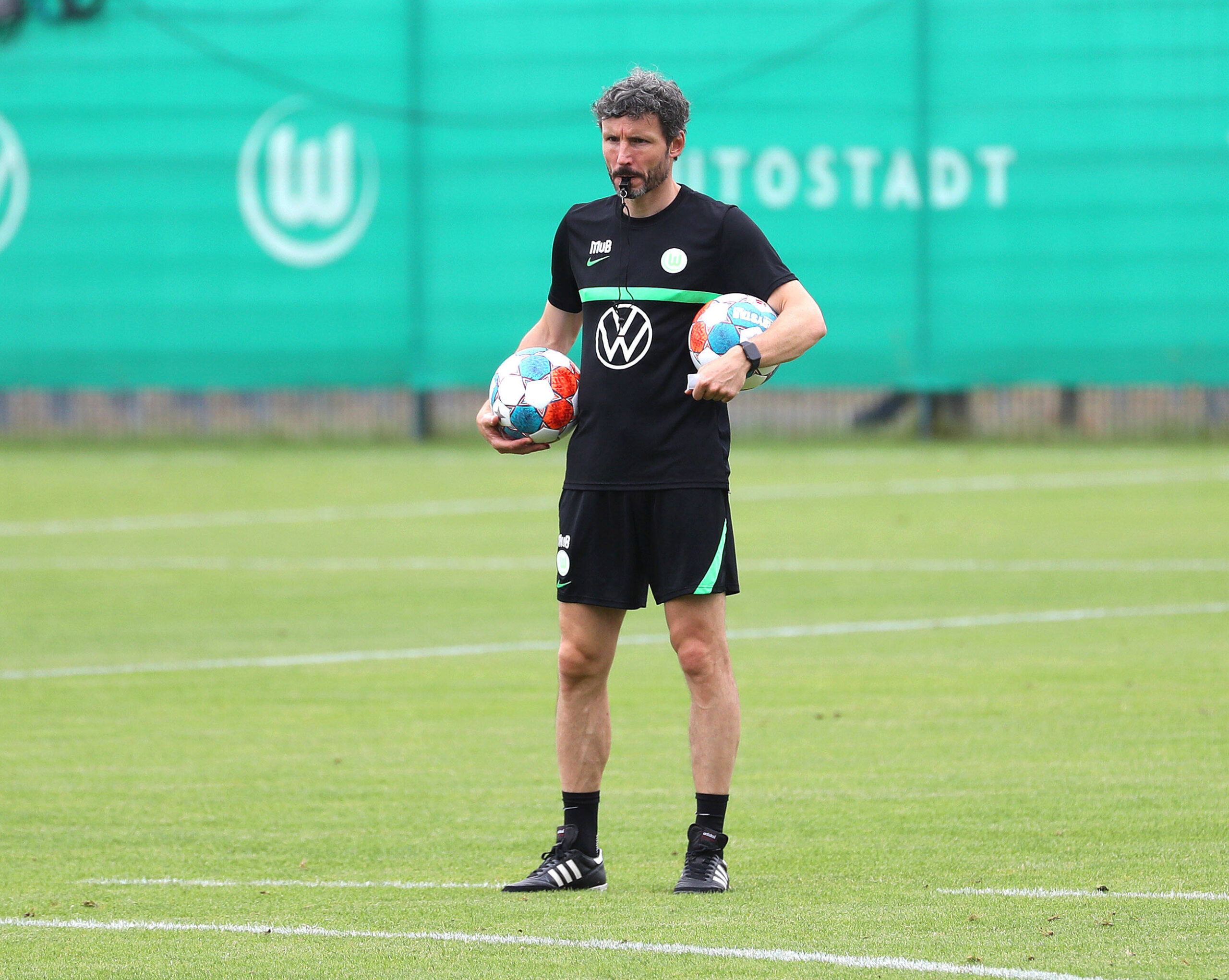 Mark van Bommel dirigiendo a Wolfsburg. Foto: Imago.