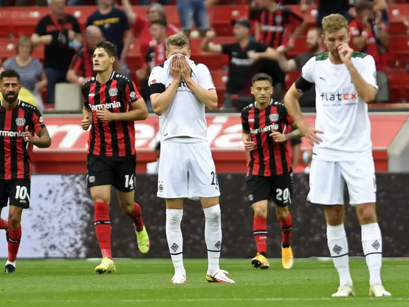 Jugadores de Borussia Mömchengladbach se lamentan mientras Bayer Leverkusen celebra el segundo gol de la tarde. Foto: Imago