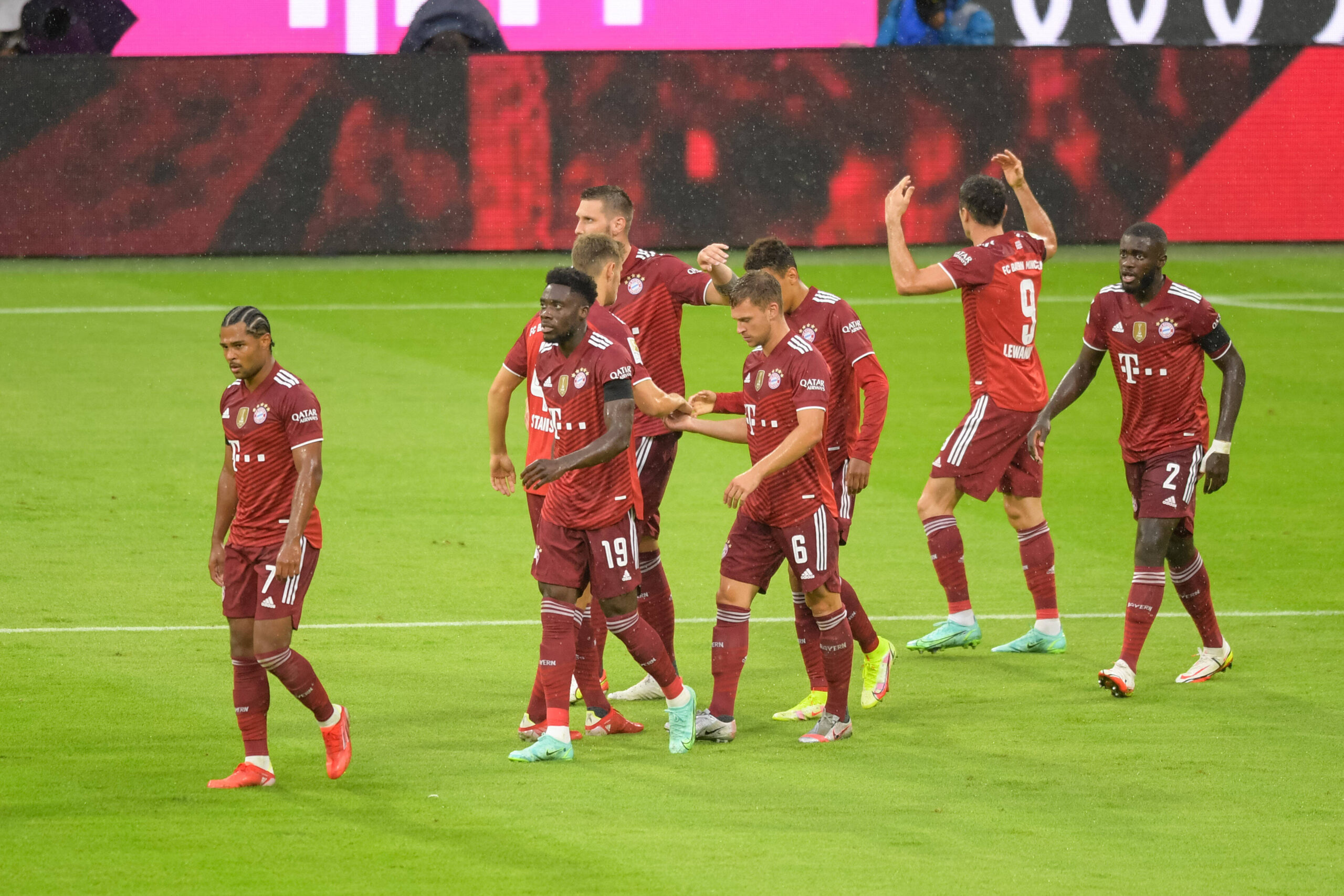 FC Bayern München se reencontró con la victoria ante Köln después de un fallido debut frente a Borussia Mönchengladbach. Foto: Imago.