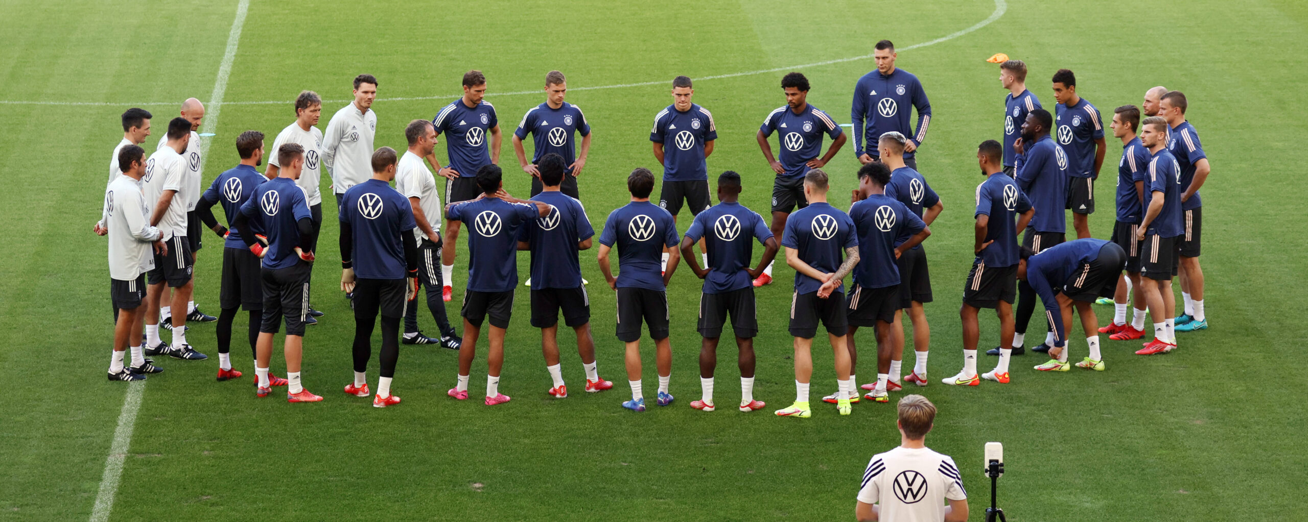 Alemania, en su último entrenamiento antes de su encuentro decisivo contra Armenia. Foto: Imago