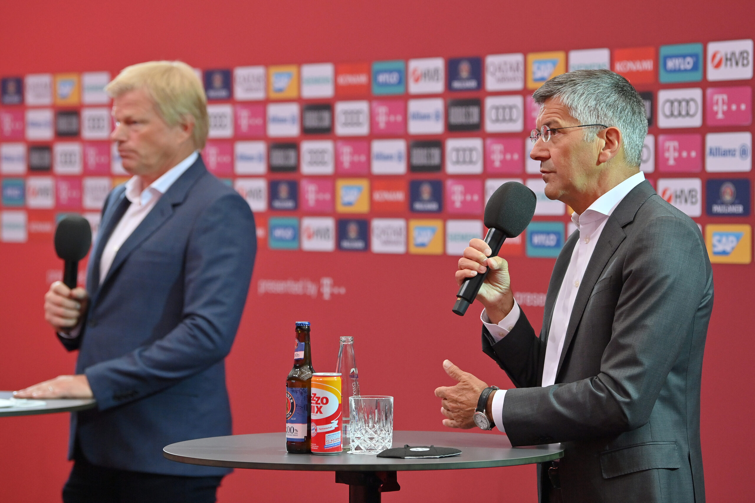 Oliver Kahn y Herbert Hainer, las dos caras visibles de la actual directiva del Bayern, recibieron críticas por no finalizar el contrato con Qatar Airways. Foto: Getty Images