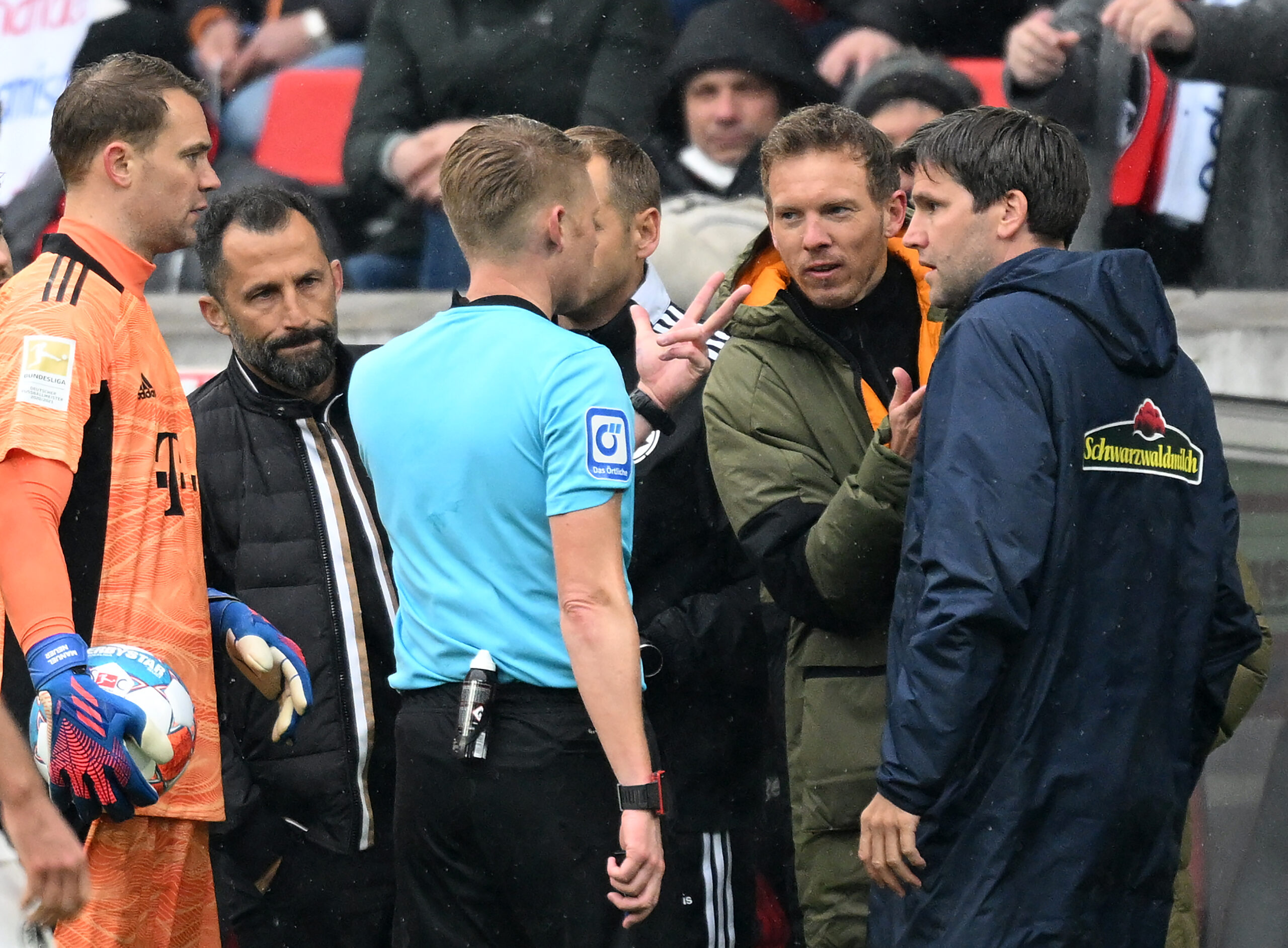 La escena del 12º hombre del FC Bayern que vimos sobre el césped en el encuentro ante Freiburgpodría dar un buen disgusto al plantel bávaro. Foto: Getty Images