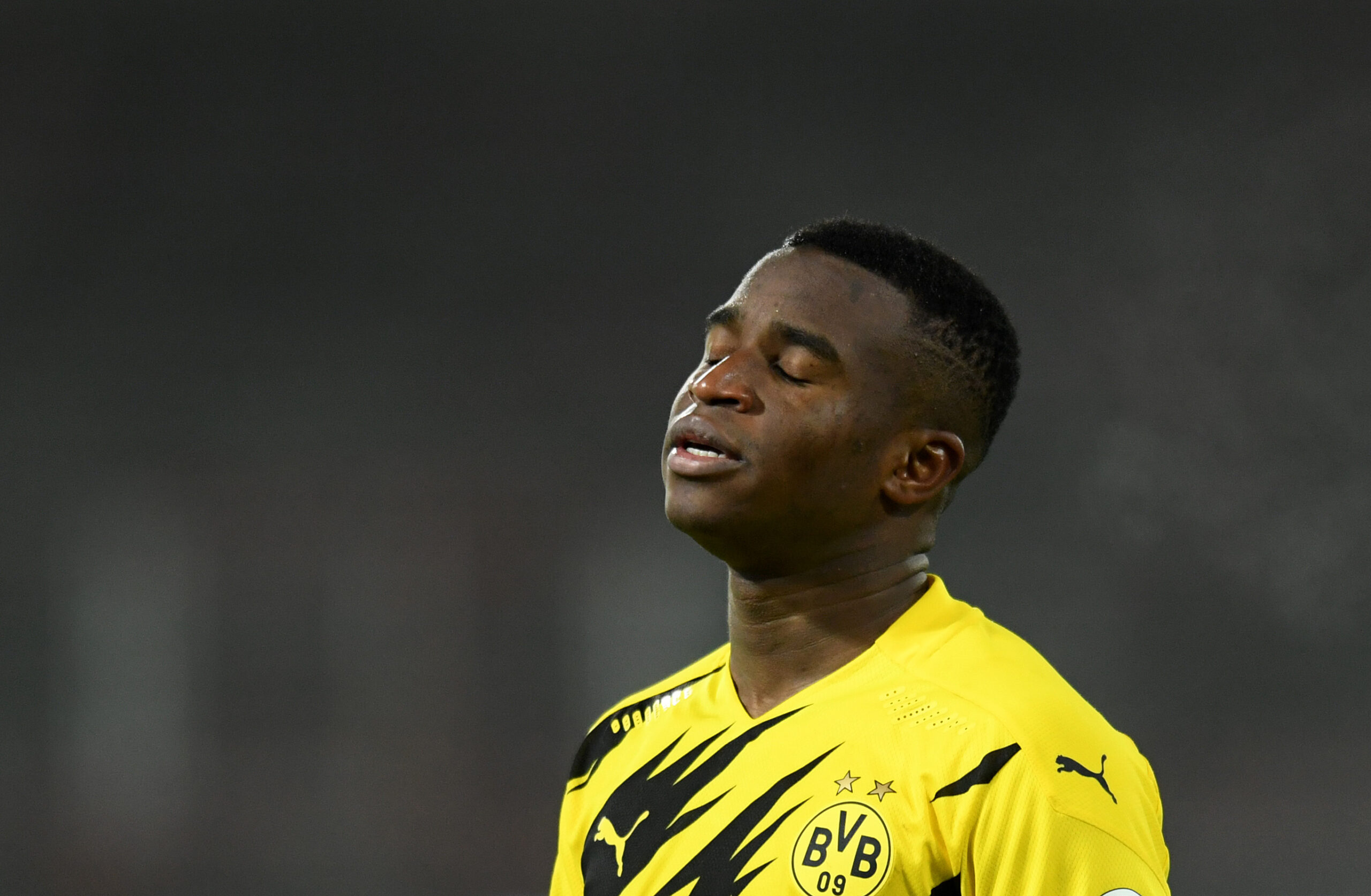 Moukoko tendría pie y medio fuera de Borussia Dortmund. Foto: Getty Images.