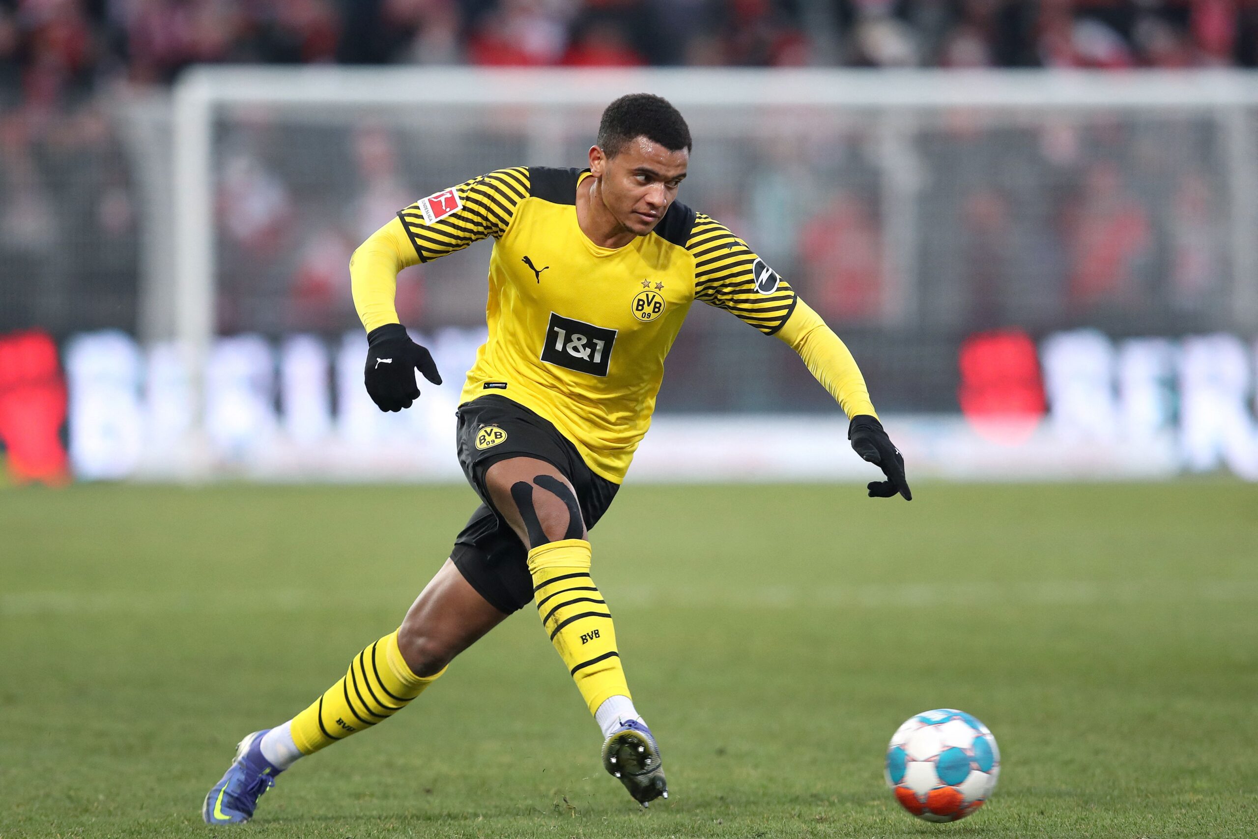 Manuel Akanji podría volver a jugar en Borussia Dortmund. Foto: Getty Images.
