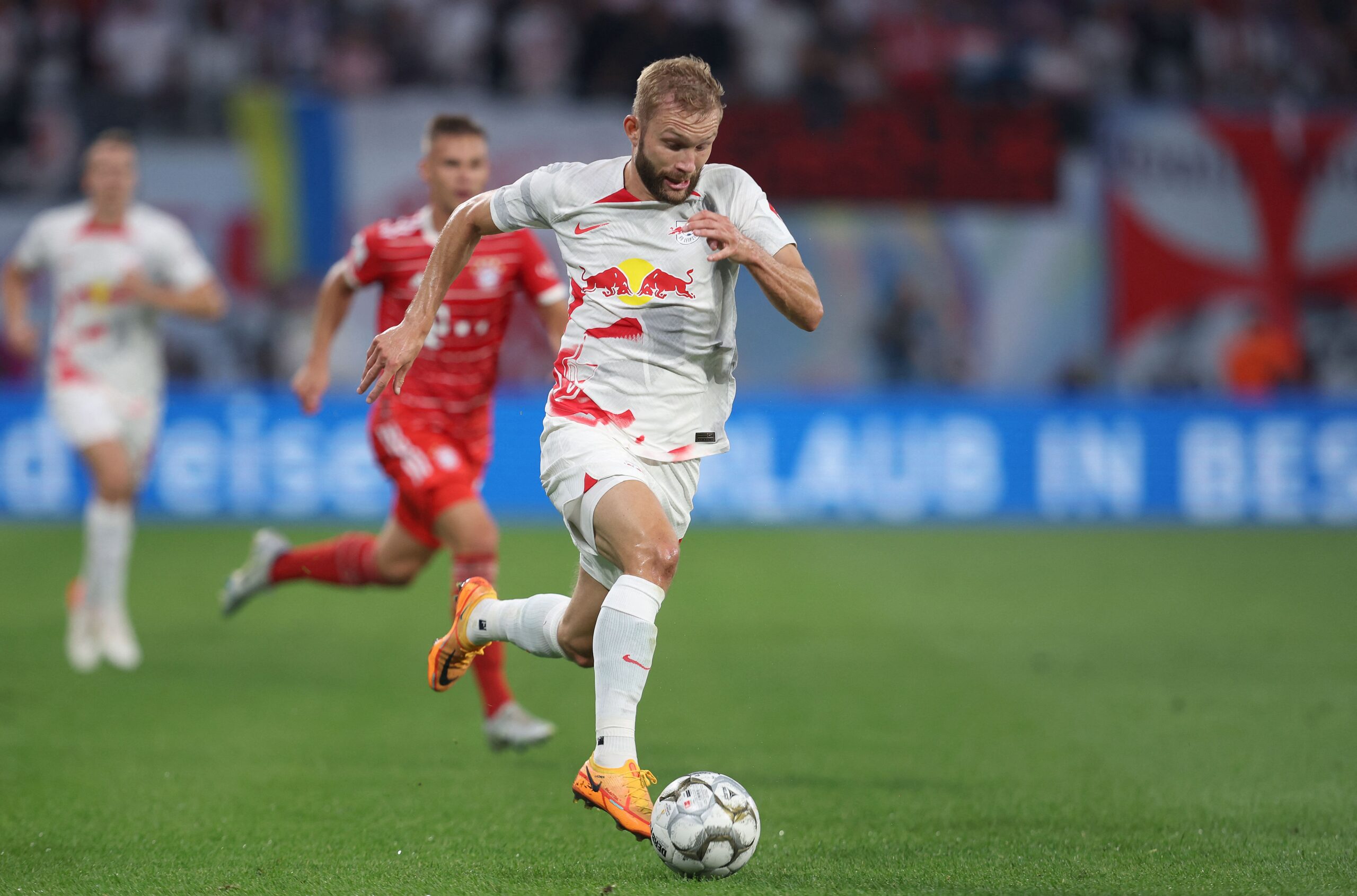 Ante las numerosas negativas de RB Leipzig y el buen rendimiento del actual mediocampo, FC Bayern no ficharía a Konrad Laimer este verano. Foto: Getty Images