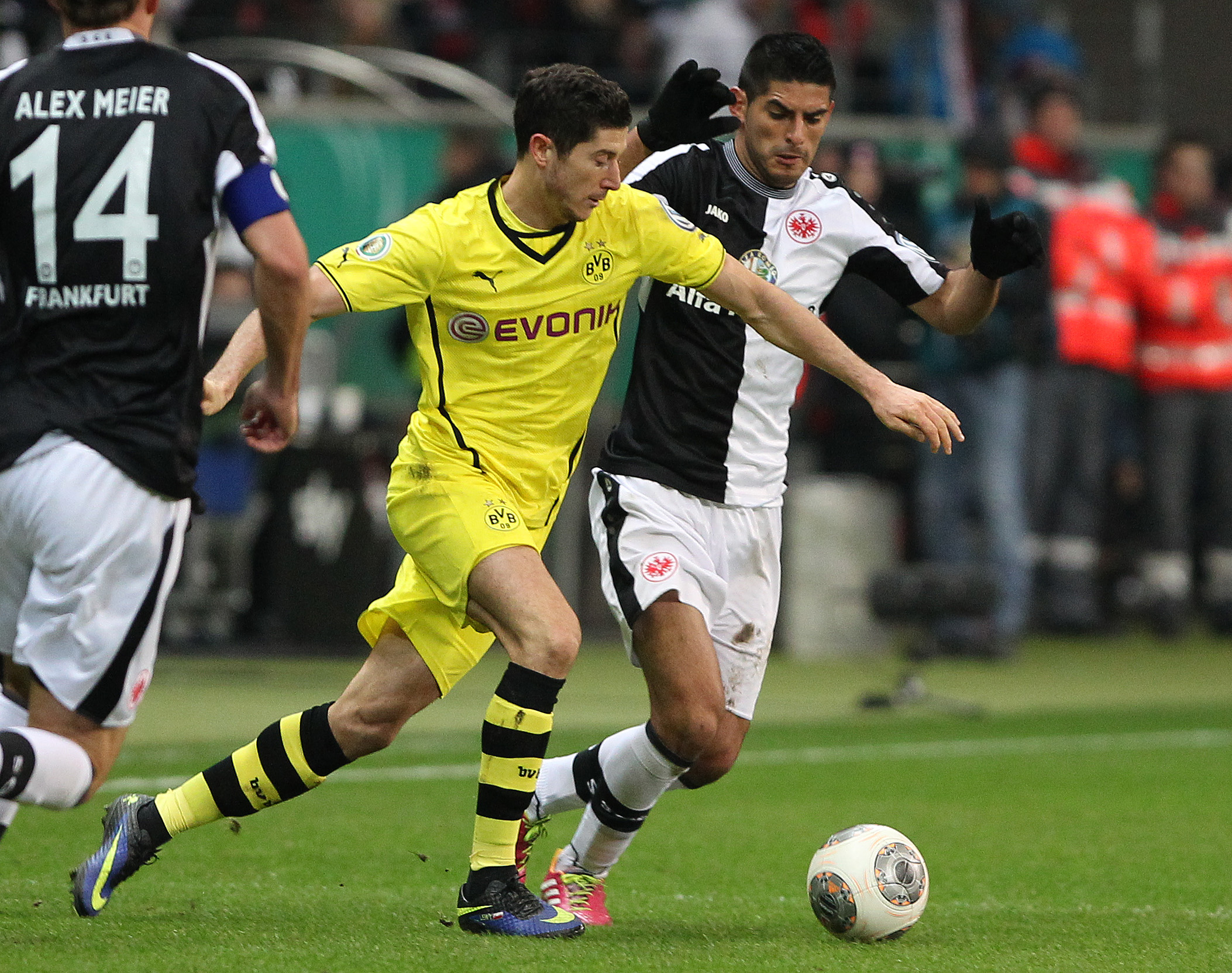 Frankfurt's Carlos Zambrano (L) and Munich's Robert Lewandowski