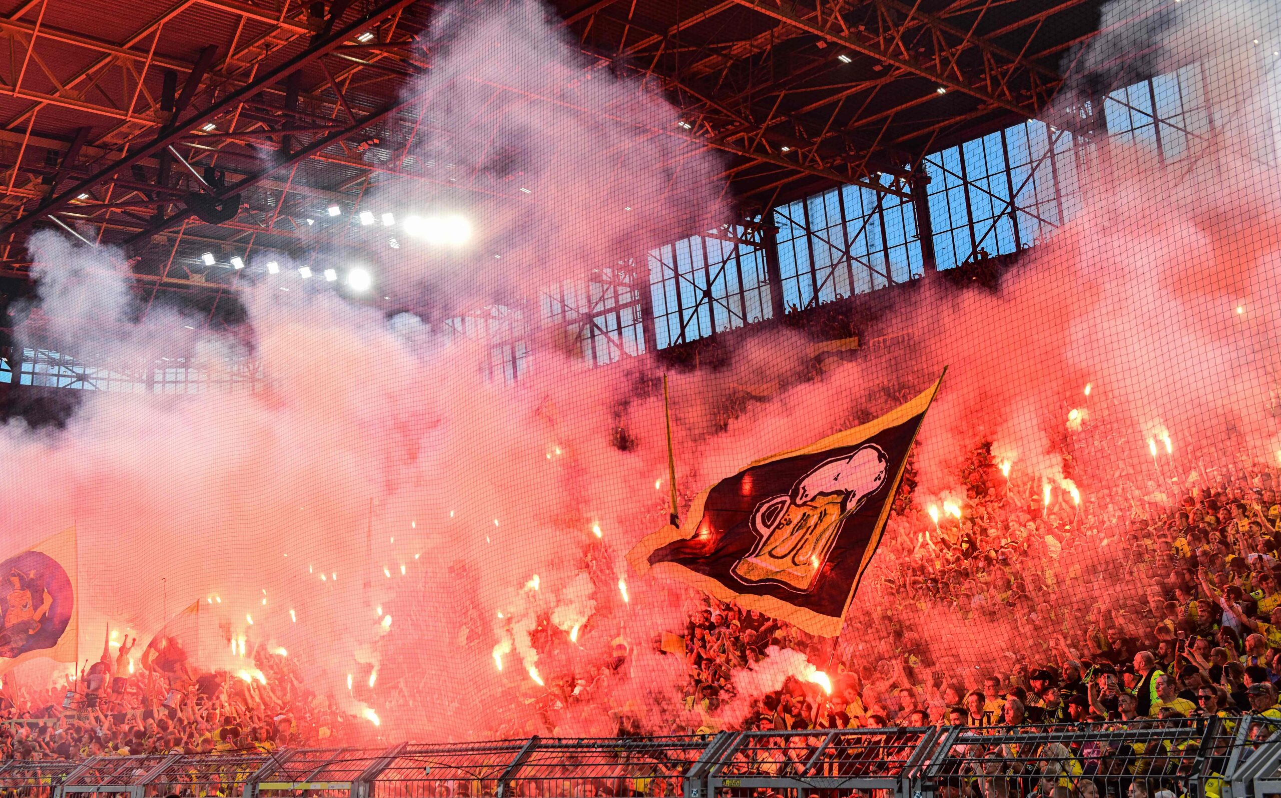 Borussia Dortmund es sancionado por la UEFA por sus Ultras. Foto: Getty Images.