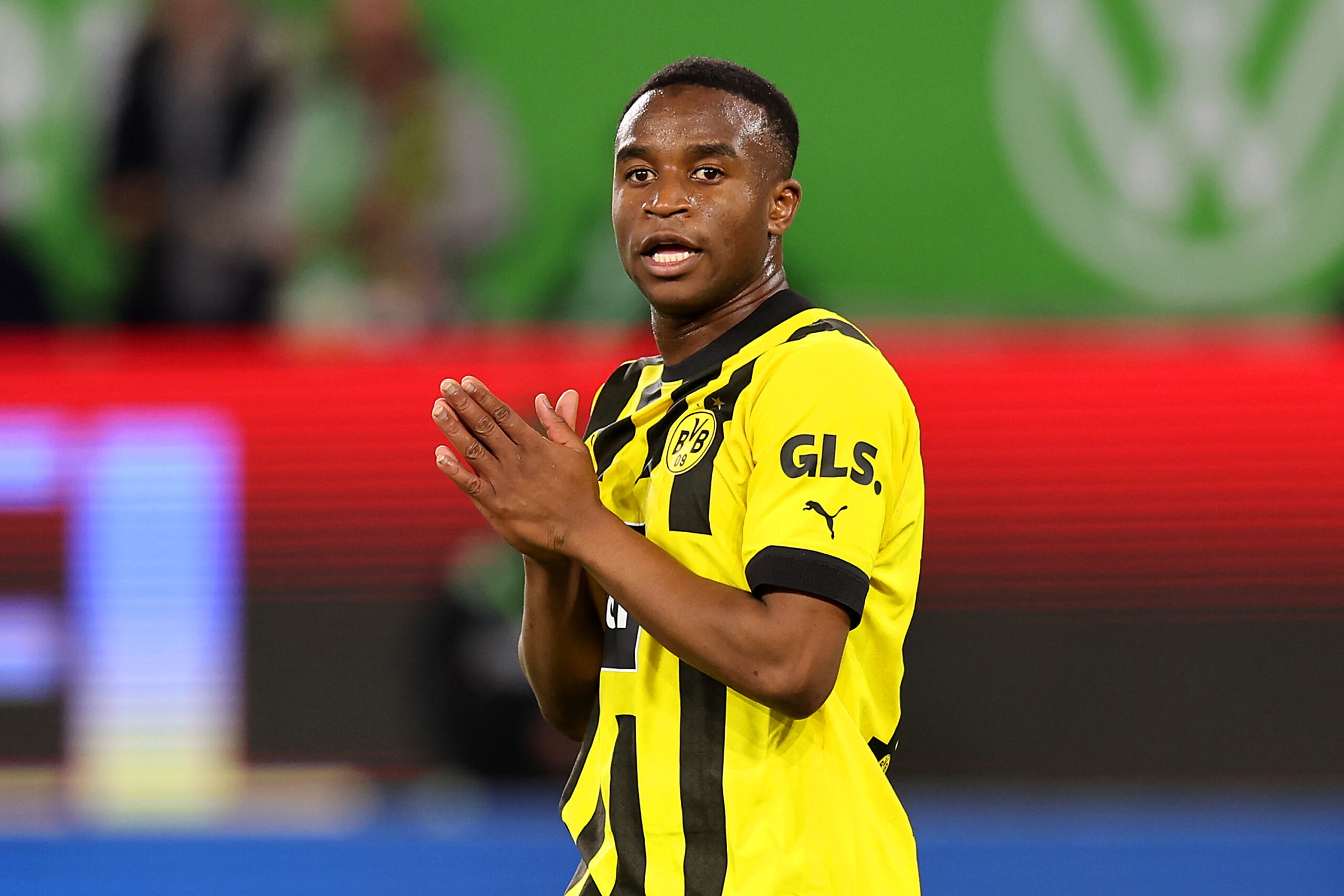 Moukoko y Borussia Dortmund aún no se ponen de acuerdo para renovar su contrato y aquí te contamos la diferencia que persiste. Foto: Getty Images.