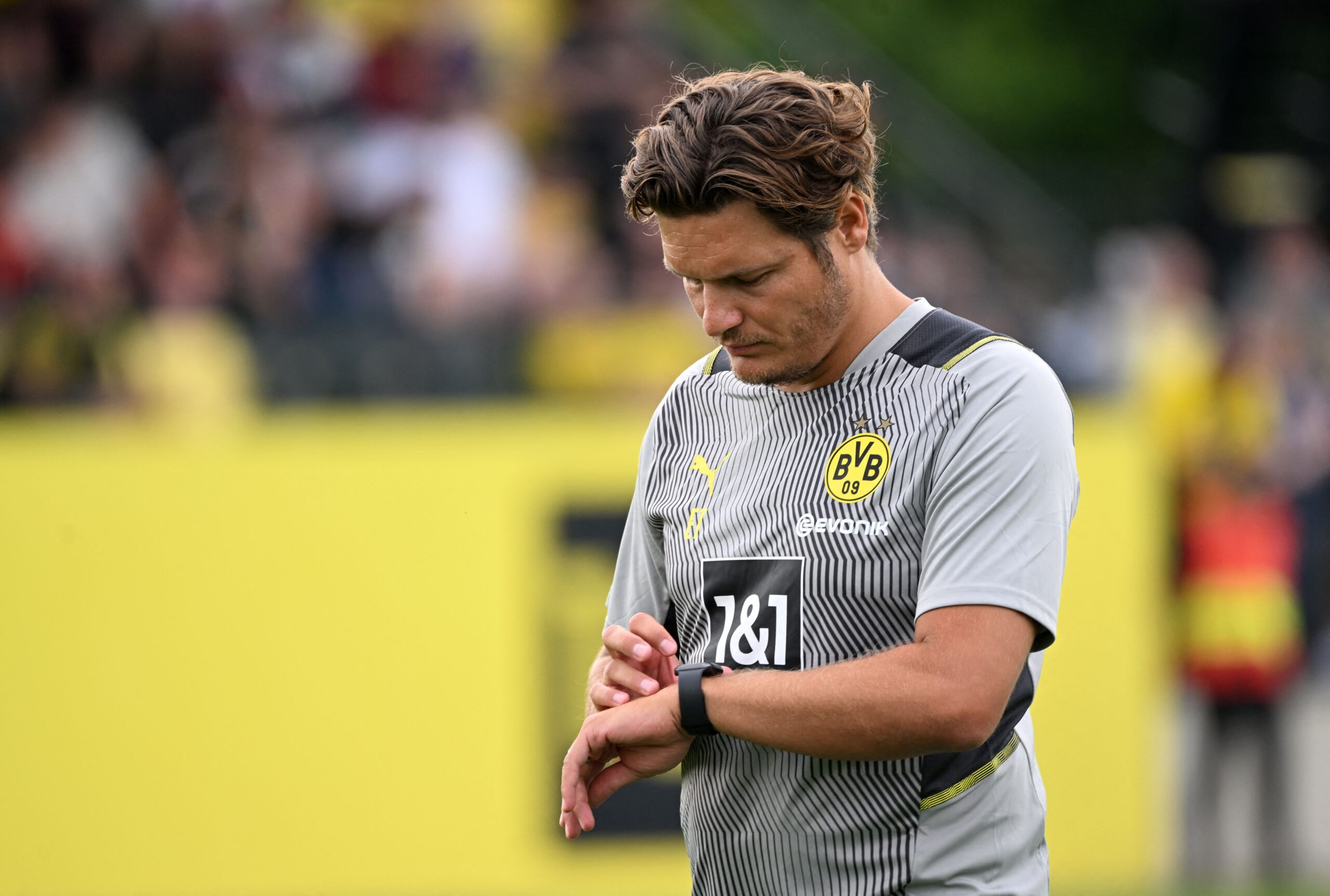 Terzic deberá experimentar para suplir dos lesiones claves en Borussia Dortmund. Foto: Getty Images.