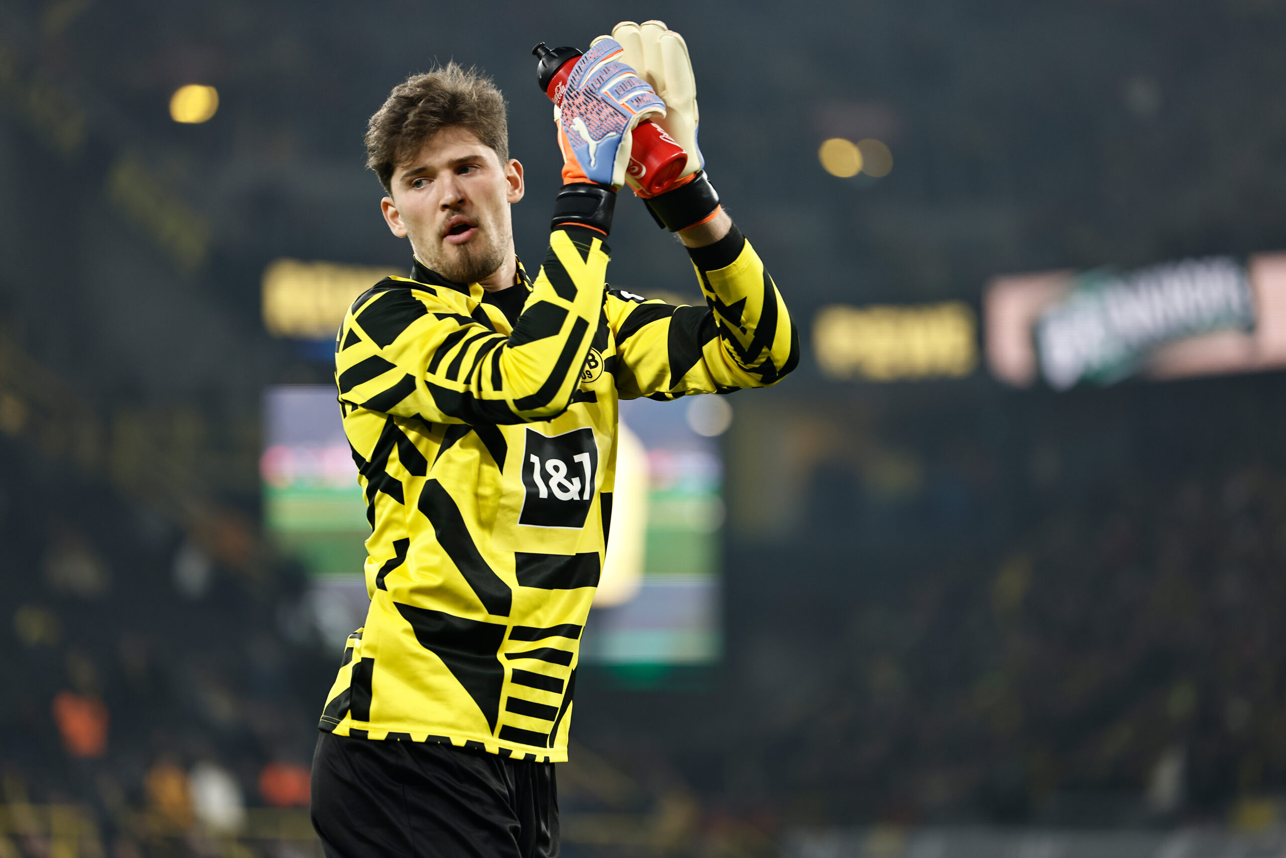 Kobel y Dortmund apurarán hasta el último momento para que juegue contra Chelsea. Foto: Getty Images