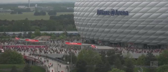 Los fans del Bayern se marcharon del Allianz antes del final por la derrota. Foto: Twitter @dcadenajordan
