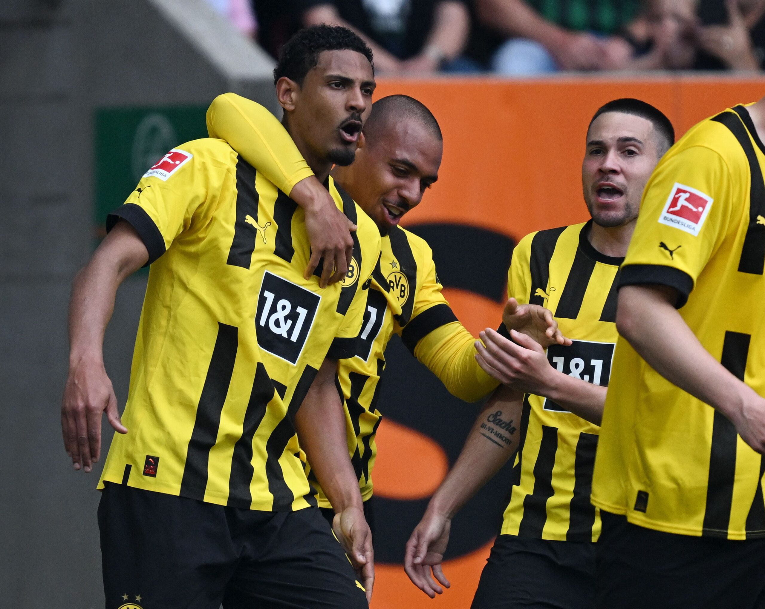 Borussia Dortmund Gana En Augsburg Y Pone La Bundesliga A Tiro