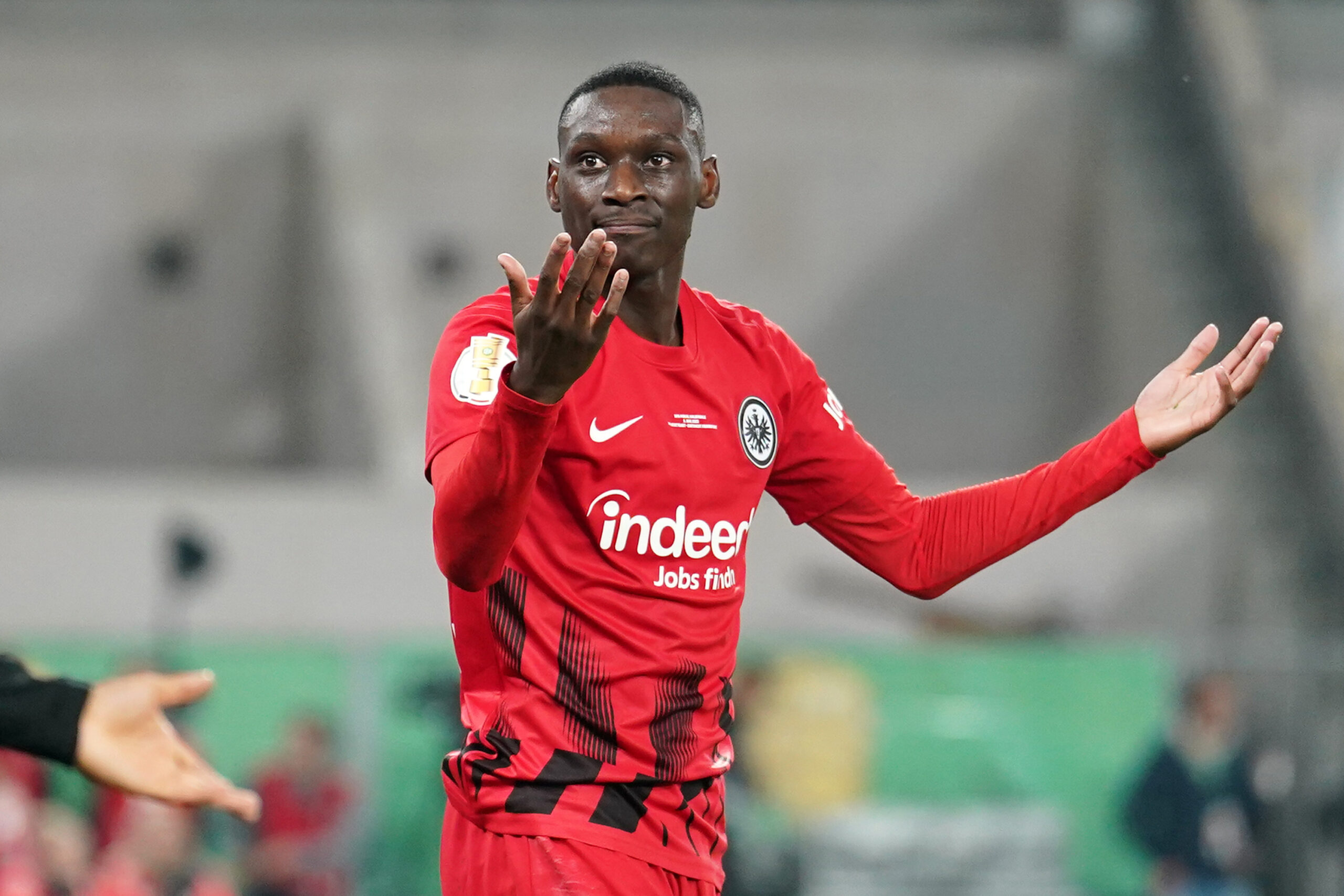 La irrisoria cifra que ofreció FC Bayern por Kolo Muani. Foto: Getty Images.