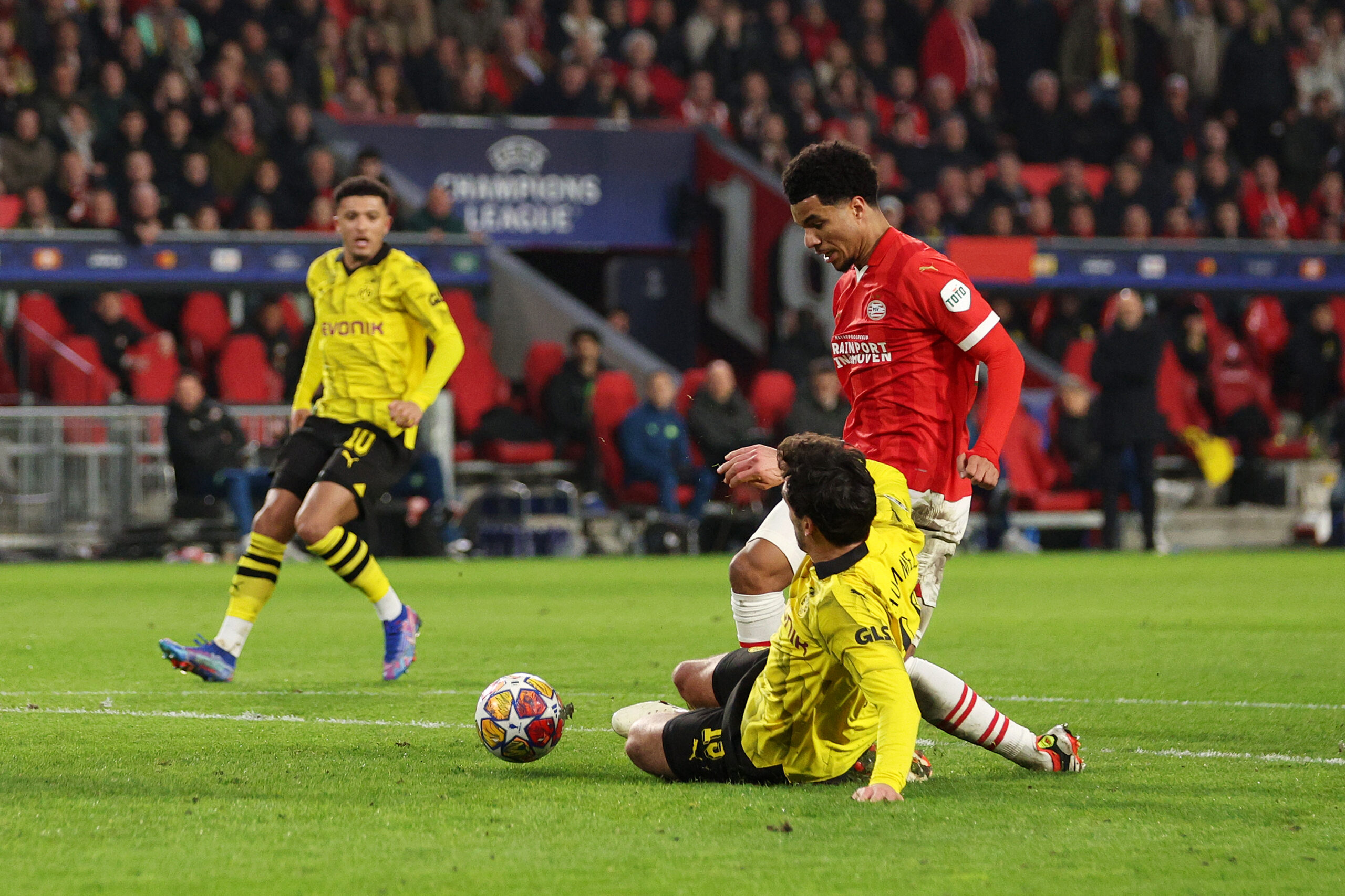 Borussia Dortmund fue víctima de una nueva polémica arbitral en su visita a PSV Eindhoven en Champions League. Foto: Getty Images