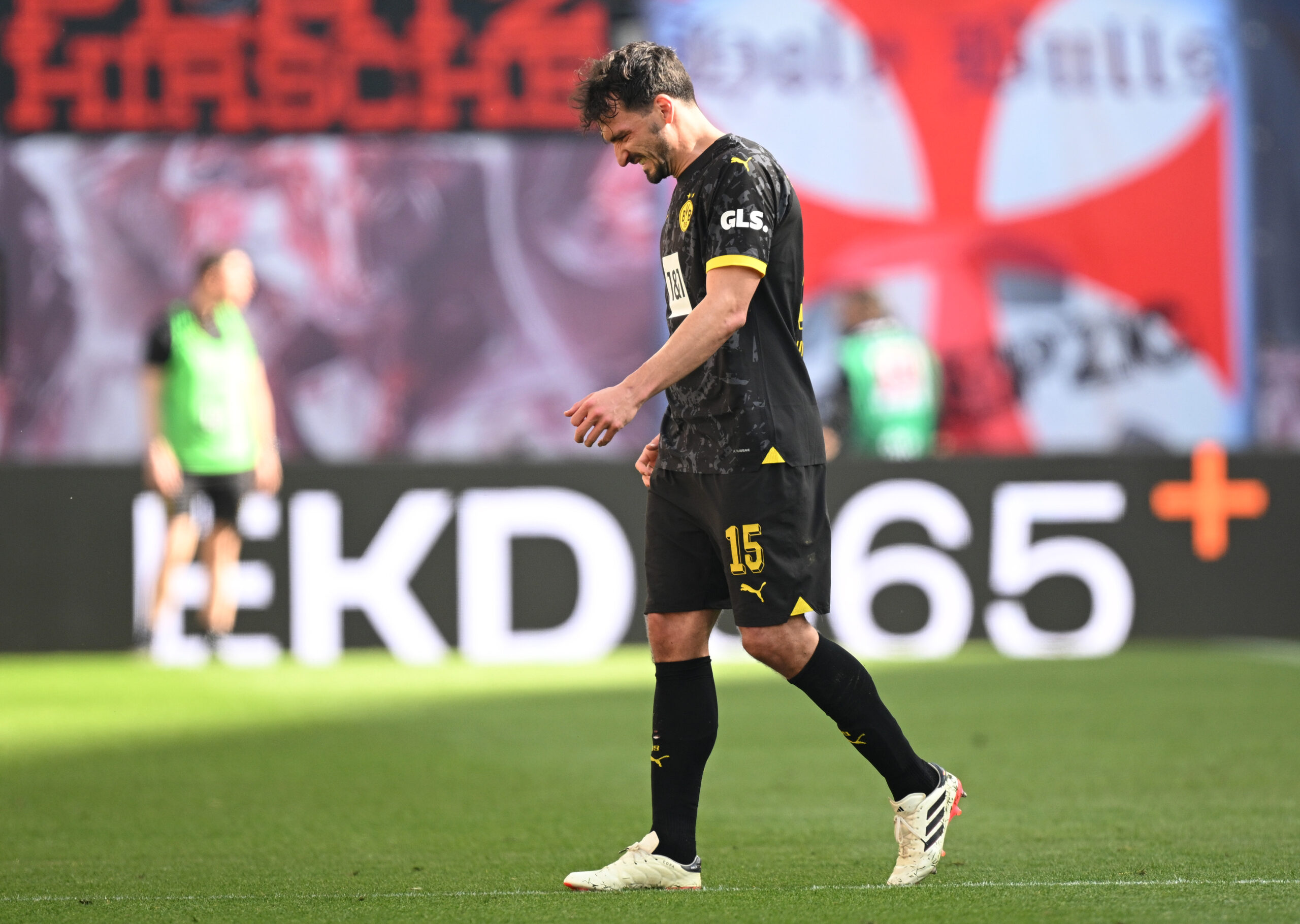 Hummels sale lesionado en Dortmund. Foto: Getty Images.