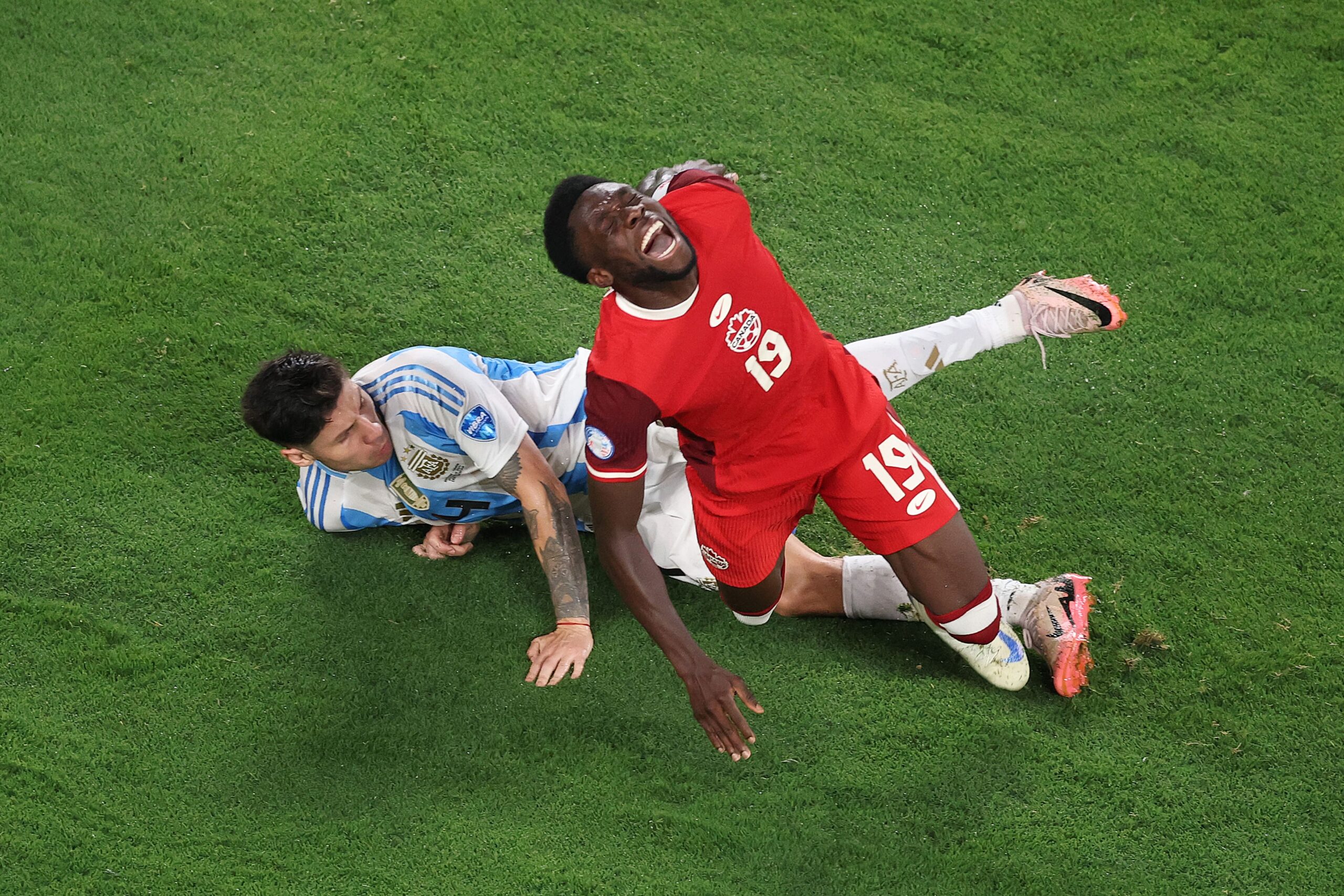 La directiva de FC Bayern está muy pendiente al diagnóstico de la lesión de Alphonso Davies. Foto: Getty Images