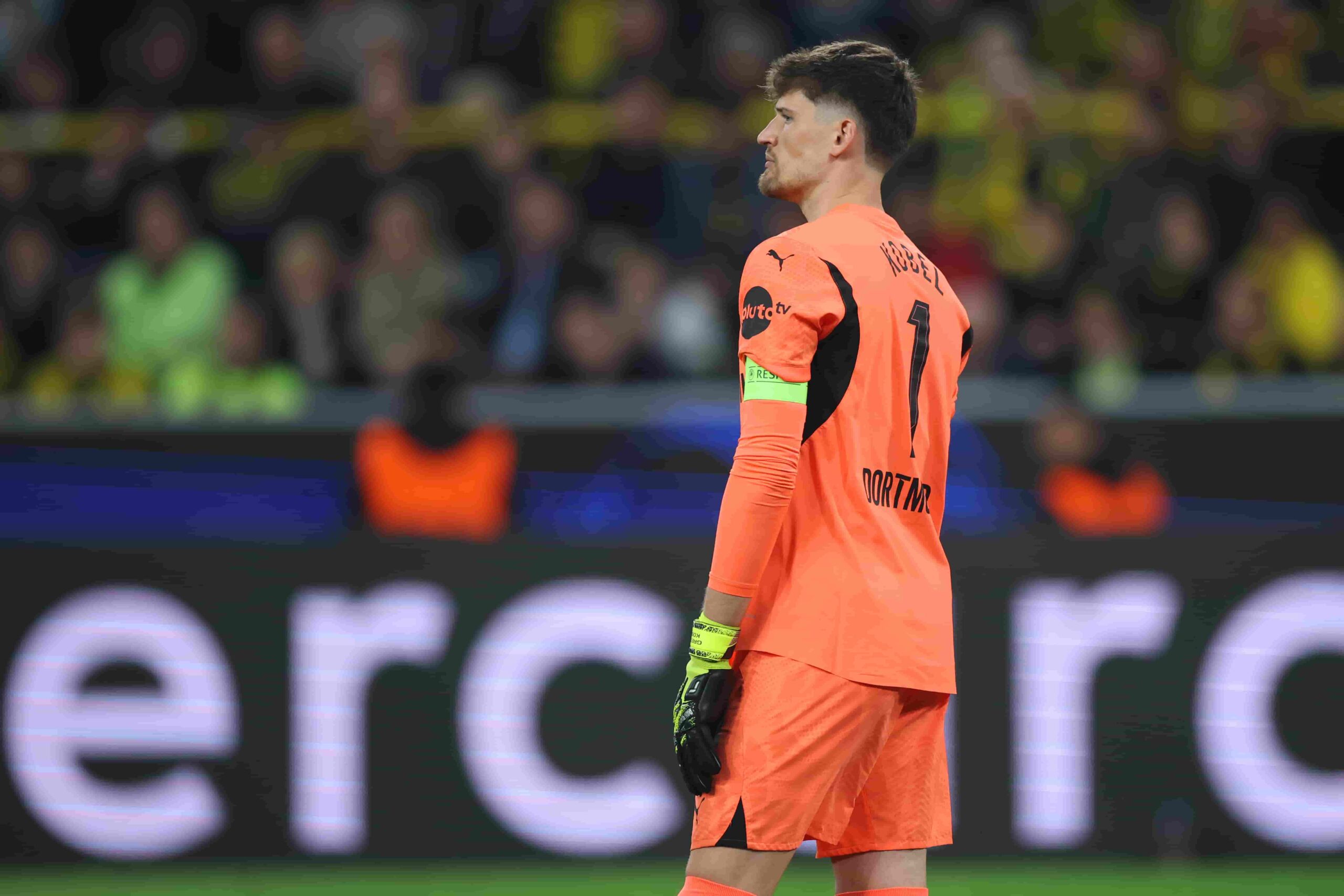 Kobel entre Chelsea y Newcastle. Foto: Getty Images.