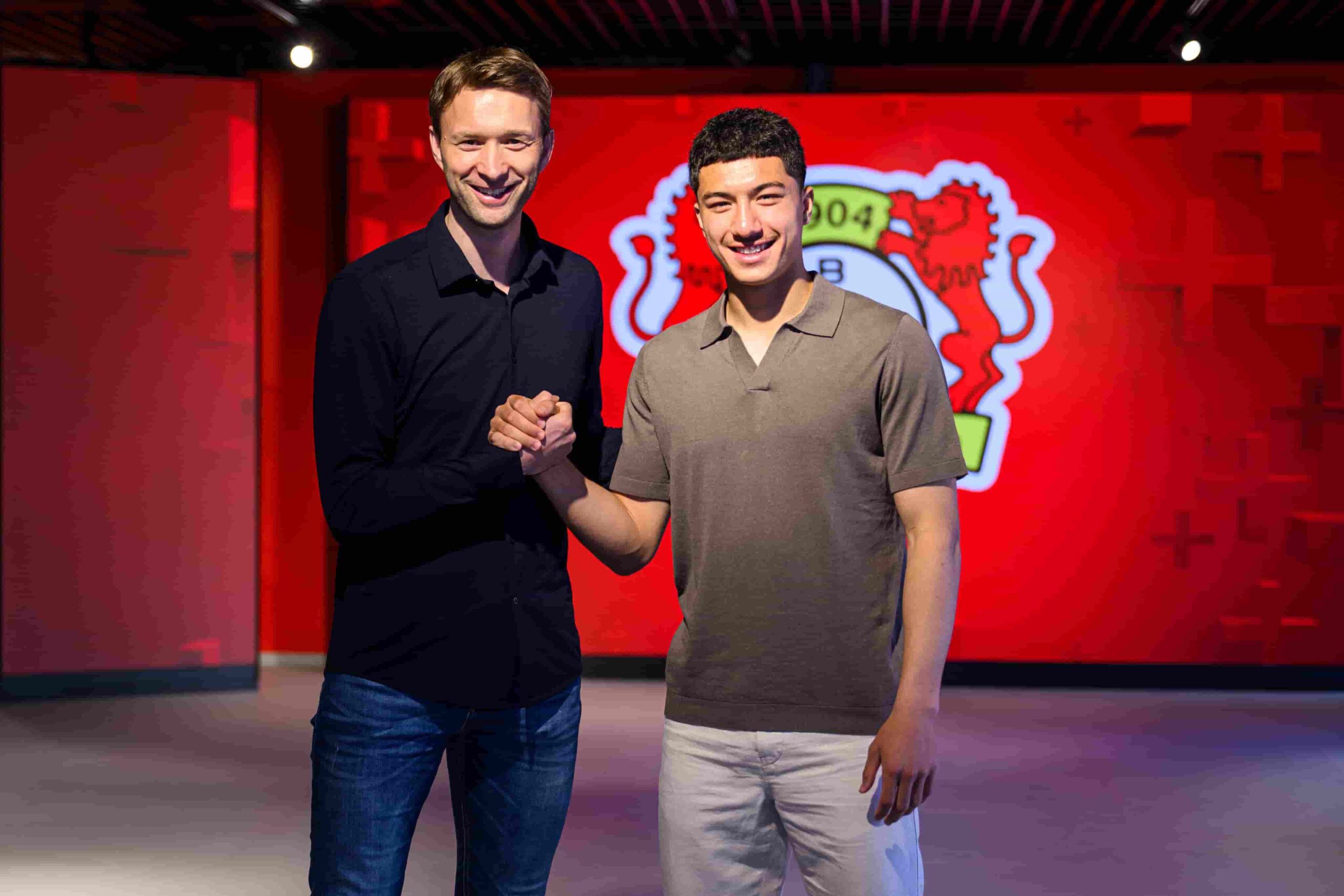 Leverkusen ficha a Maza. Foto: Bayer Leverkusen Oficial.