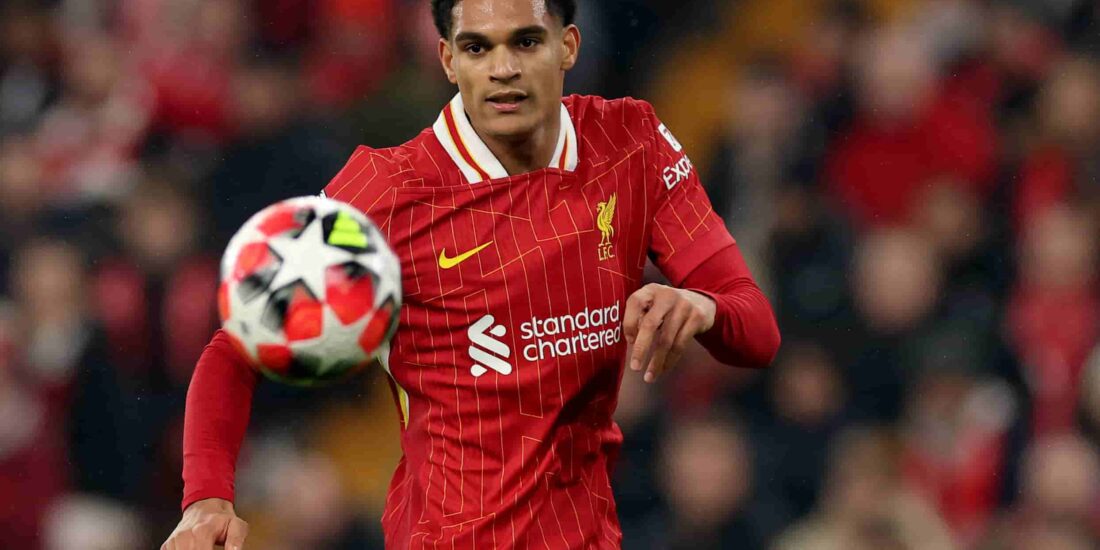 Leverkusen mira a Liverpool. Foto: Getty Images.